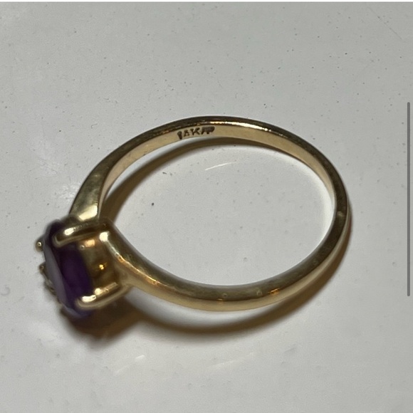 Vintage 14kt Yellow Gold Amethyst & Clear Stone Ring -
Size 6
Good condition - Picture 2 of 6